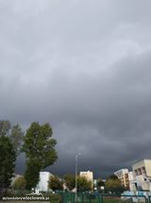 Ciemna chmura nad miastem