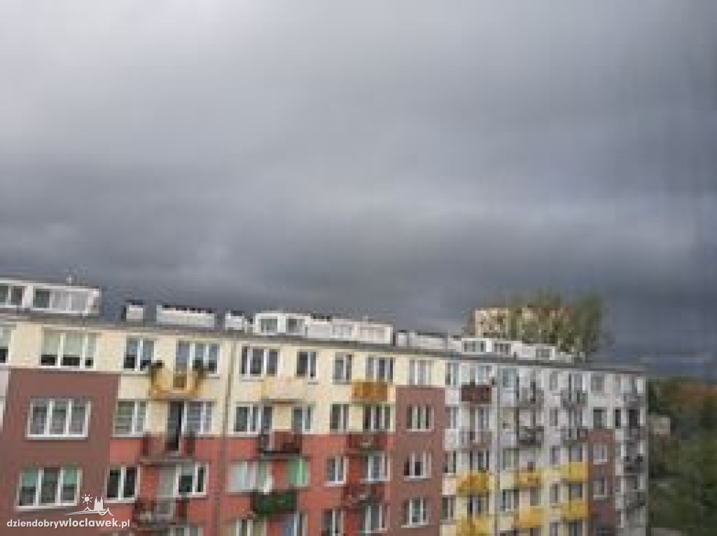 Ciemna chmura nad miastem