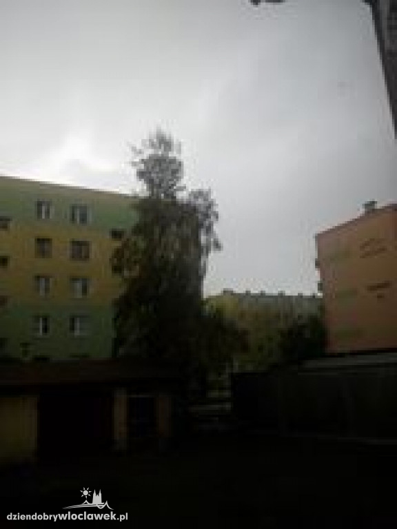 Ciemna chmura nad miastem