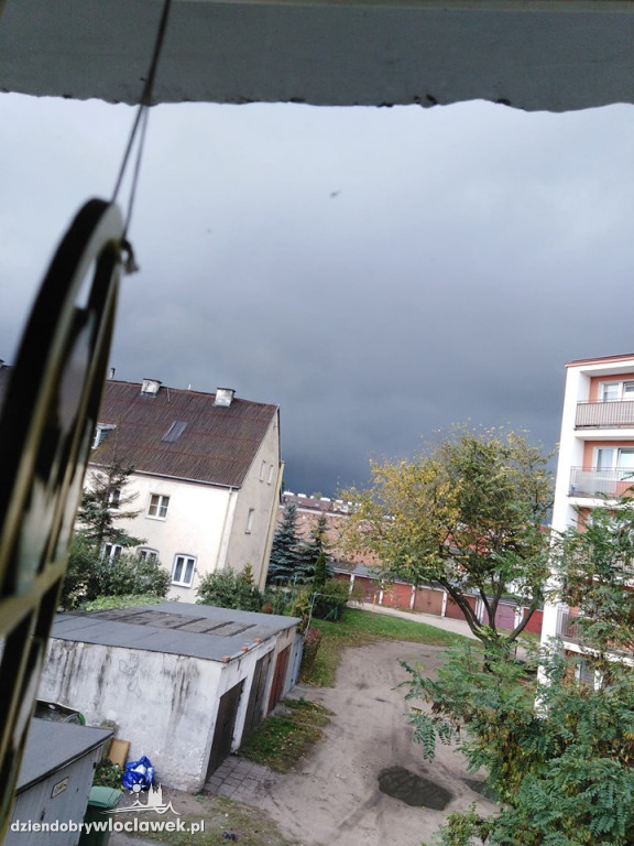 Ciemna chmura nad miastem