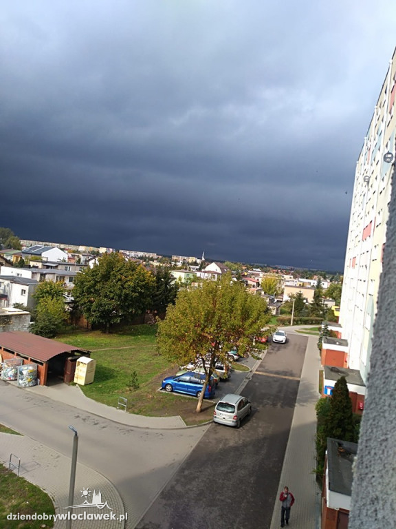 Ciemna chmura nad miastem