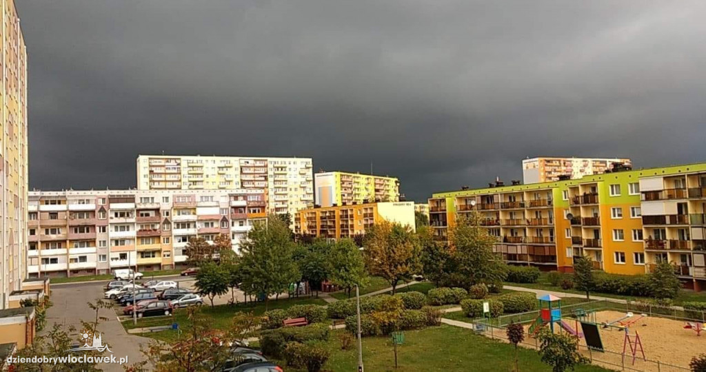 Ciemna chmura nad miastem