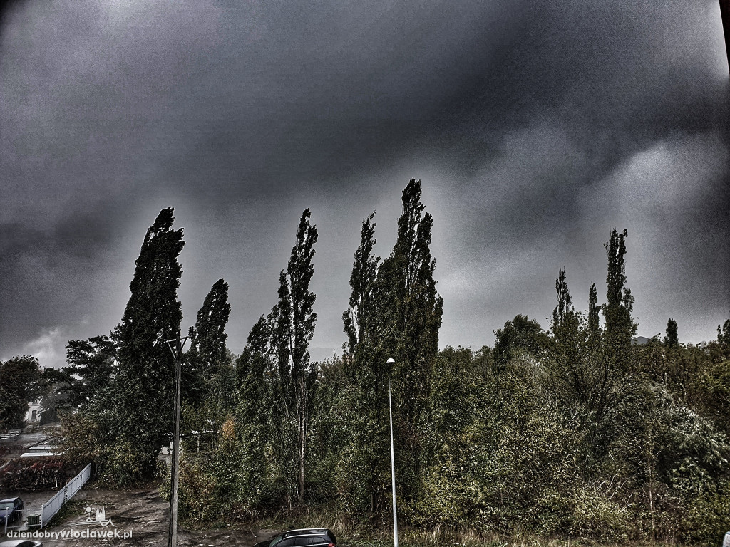Ciemna chmura nad miastem