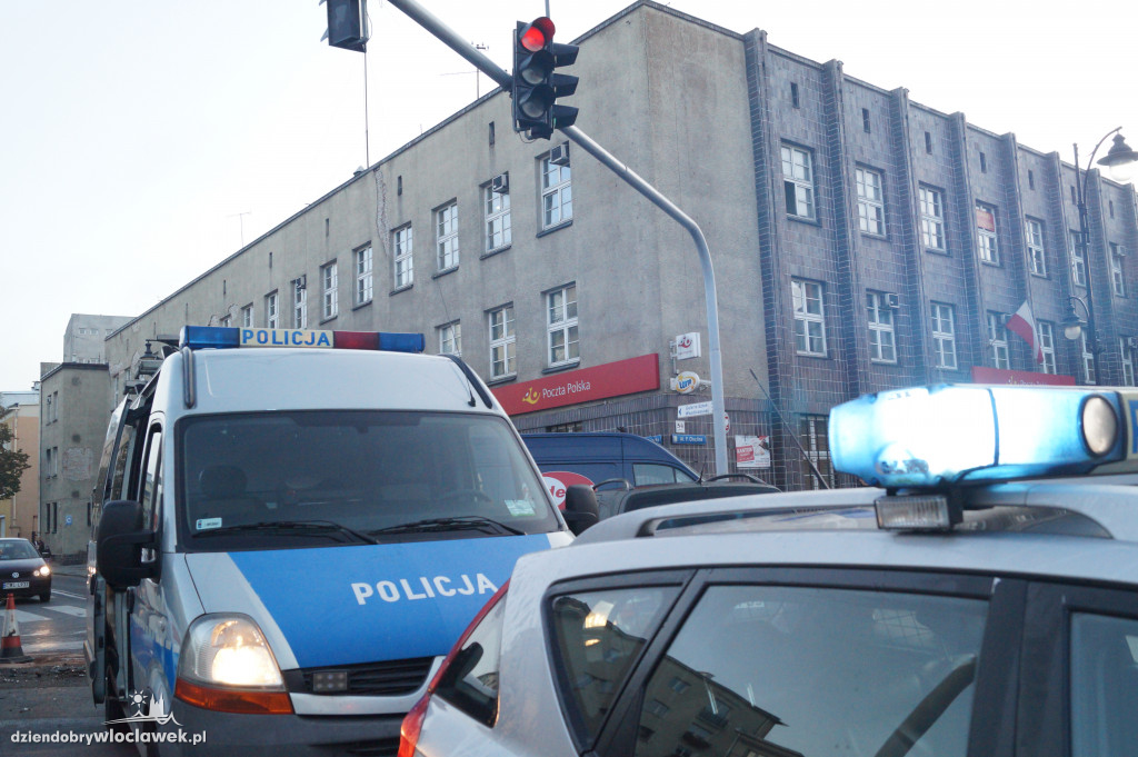 Zderzenie dwóch aut przy poczcie