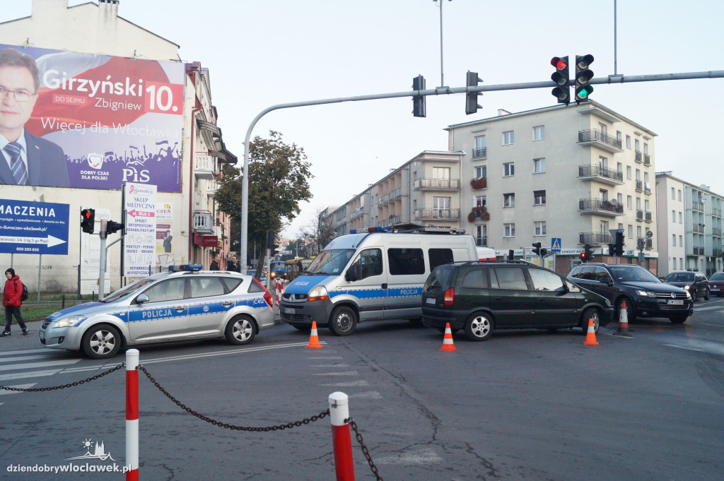 Zderzenie dwóch aut przy poczcie
