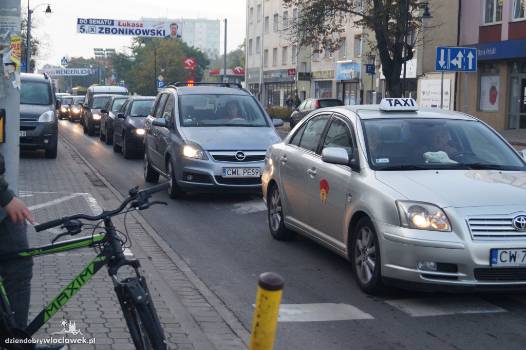 Zderzenie dwóch aut przy poczcie