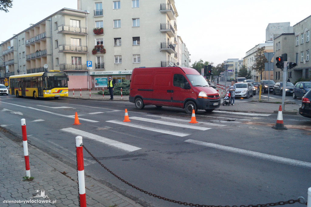 Zderzenie dwóch aut przy poczcie