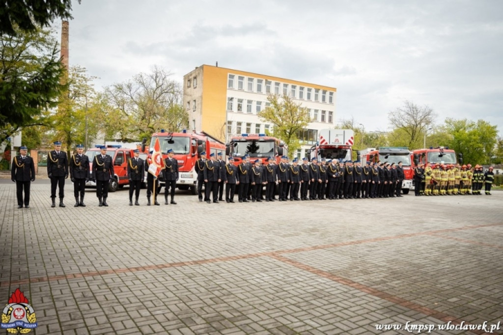 Uroczysta zbiórka u strażaków