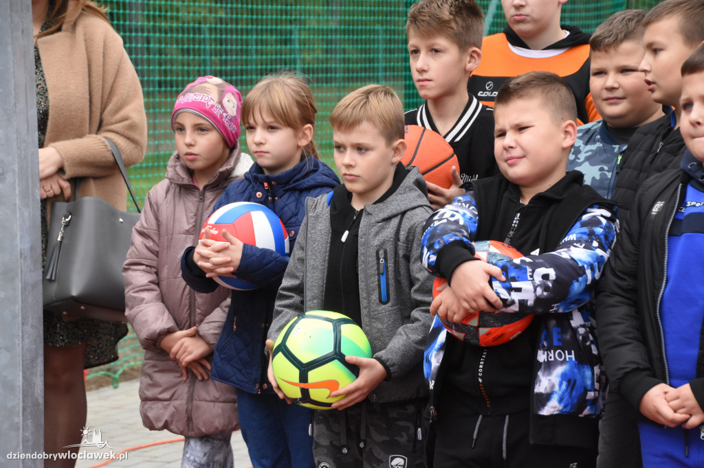 Nowe boisko przy szkole w Smólniku