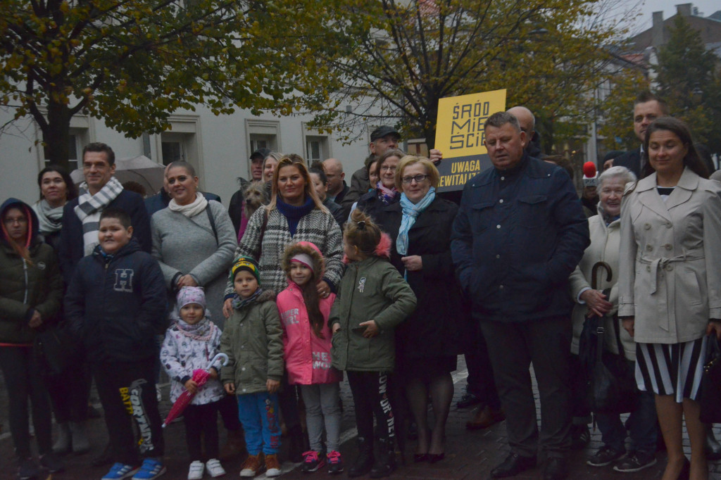 Wspólne zdjęcie na tle Śródmieścia