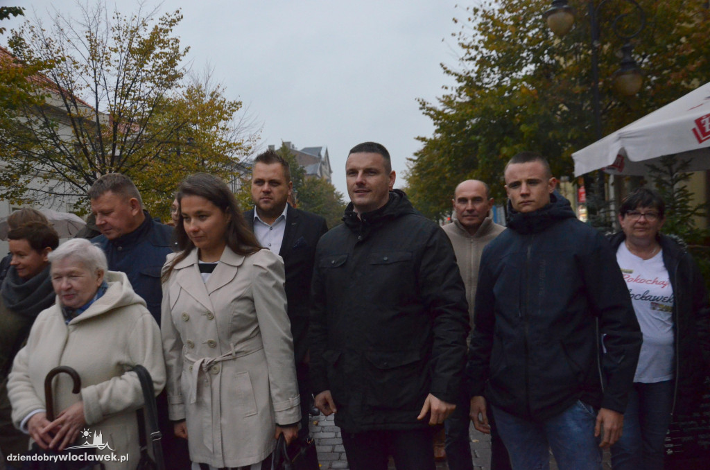 Wspólne zdjęcie na tle Śródmieścia
