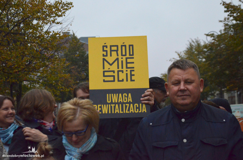 Wspólne zdjęcie na tle Śródmieścia