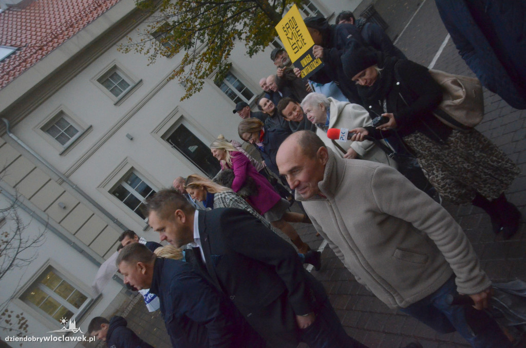 Wspólne zdjęcie na tle Śródmieścia