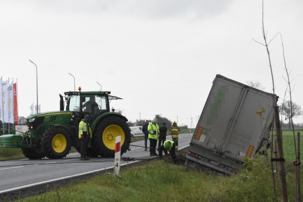Tir wylądował w przydrożnym rowie