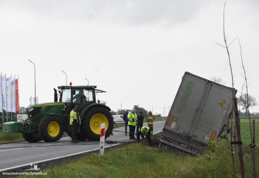 Tir wylądował w przydrożnym rowie