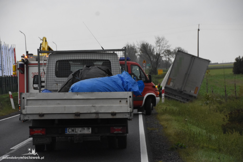 Tir wylądował w przydrożnym rowie