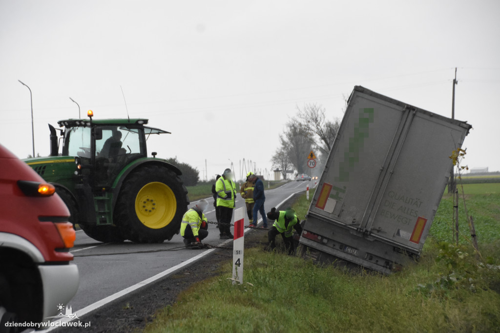 Tir wylądował w przydrożnym rowie