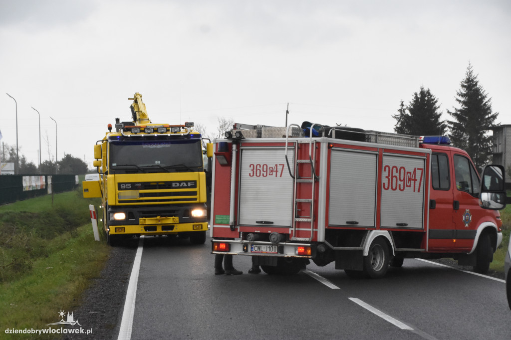 Tir wylądował w przydrożnym rowie