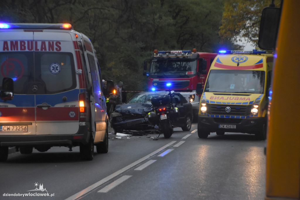 Czołowe zderzenie dwóch aut