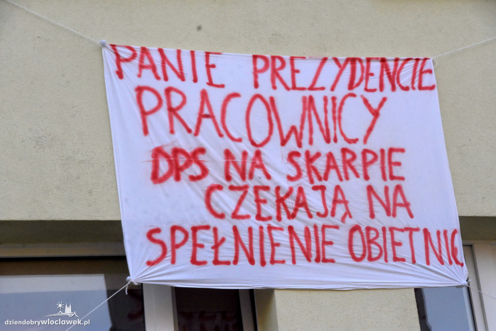 Pracownicy DPS zaostrzyli protest