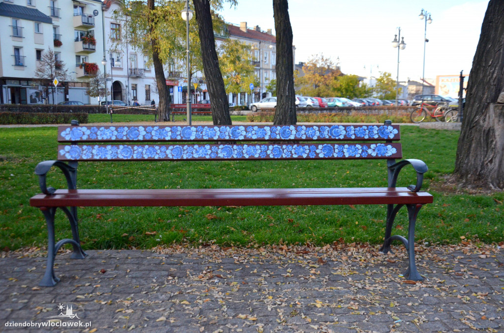 Fajansowe wzory na ławkach