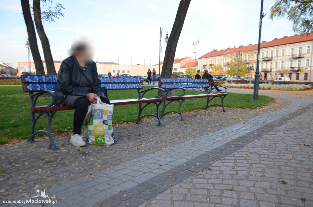 Fajansowe wzory na ławkach