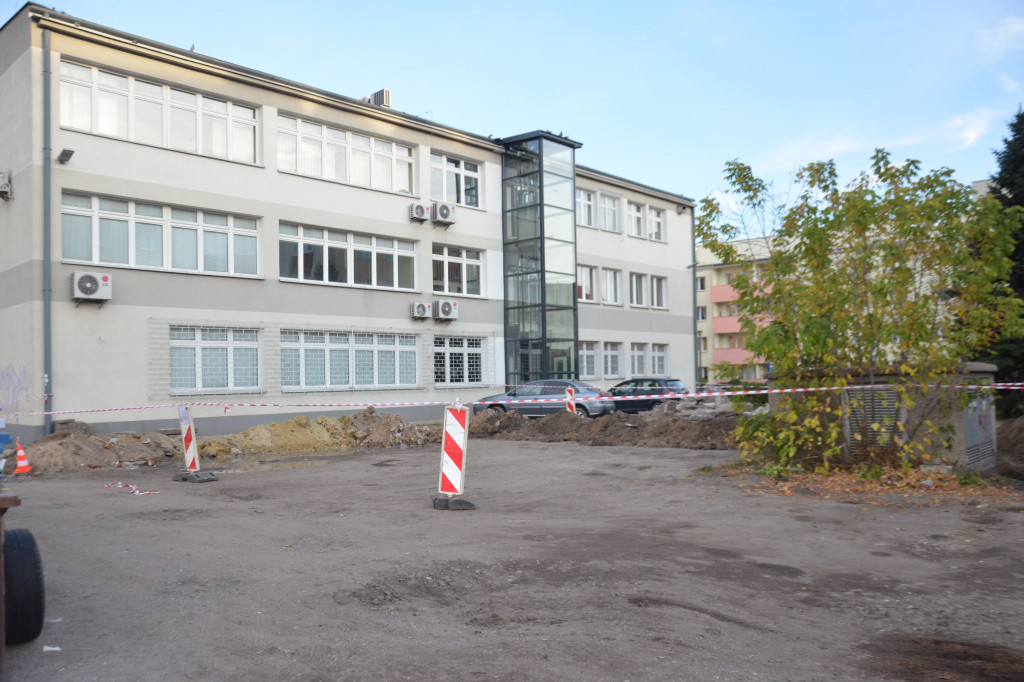 Ruszyła budowa parkingu za biblioteką