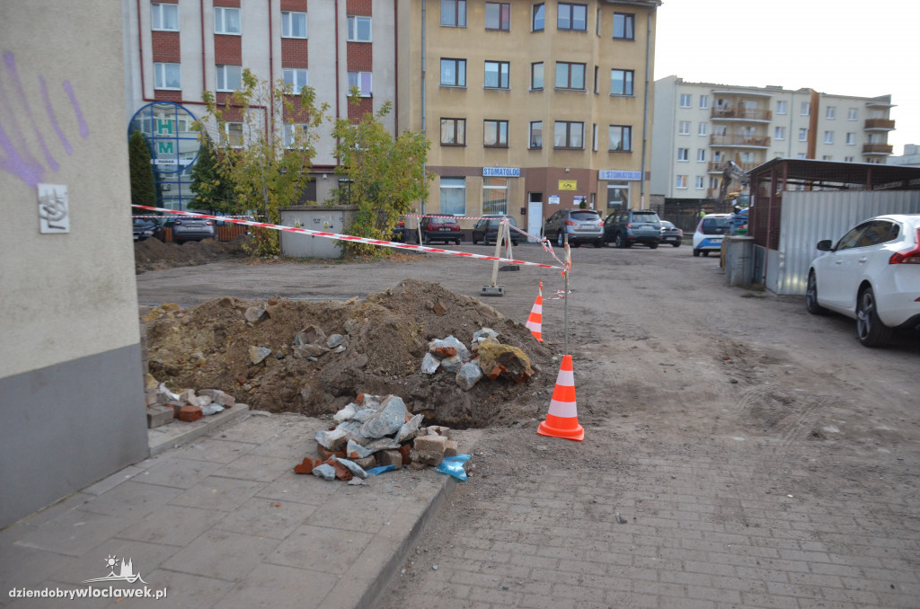 Ruszyła budowa parkingu za biblioteką