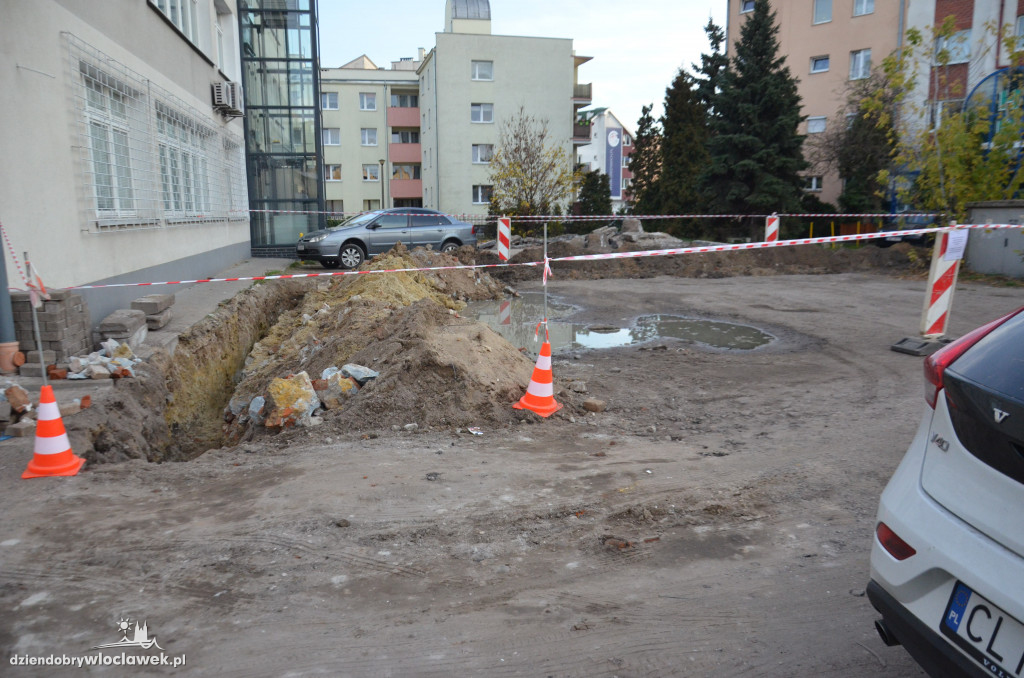 Ruszyła budowa parkingu za biblioteką