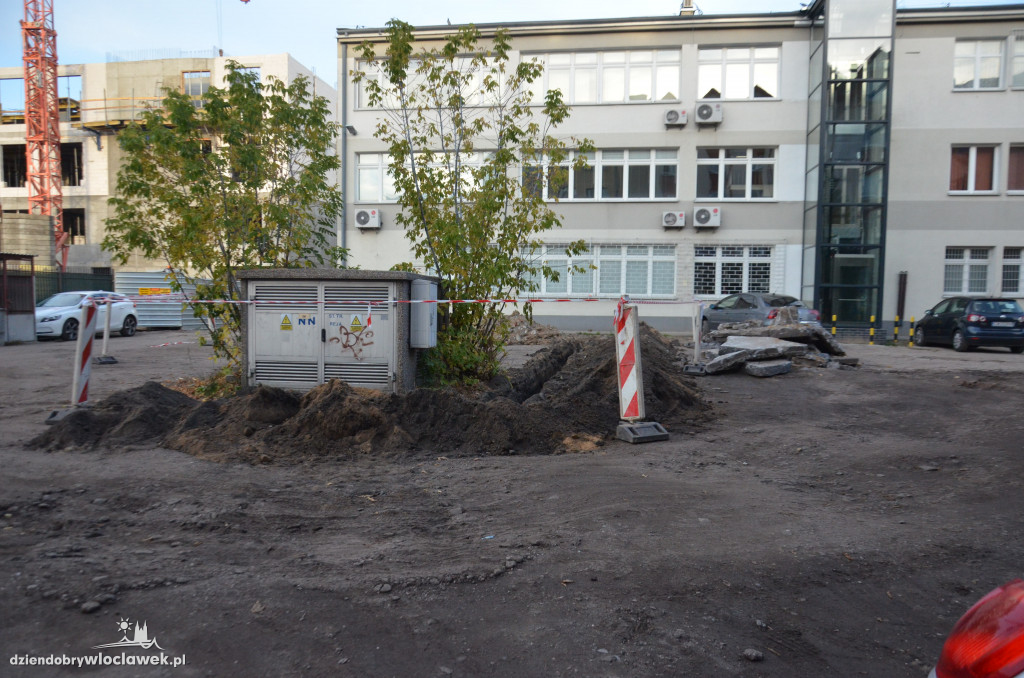Ruszyła budowa parkingu za biblioteką