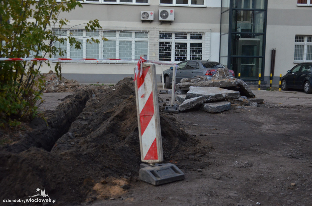 Ruszyła budowa parkingu za biblioteką
