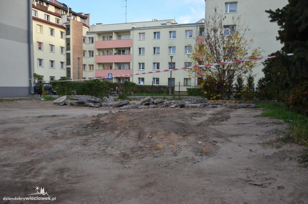 Ruszyła budowa parkingu za biblioteką