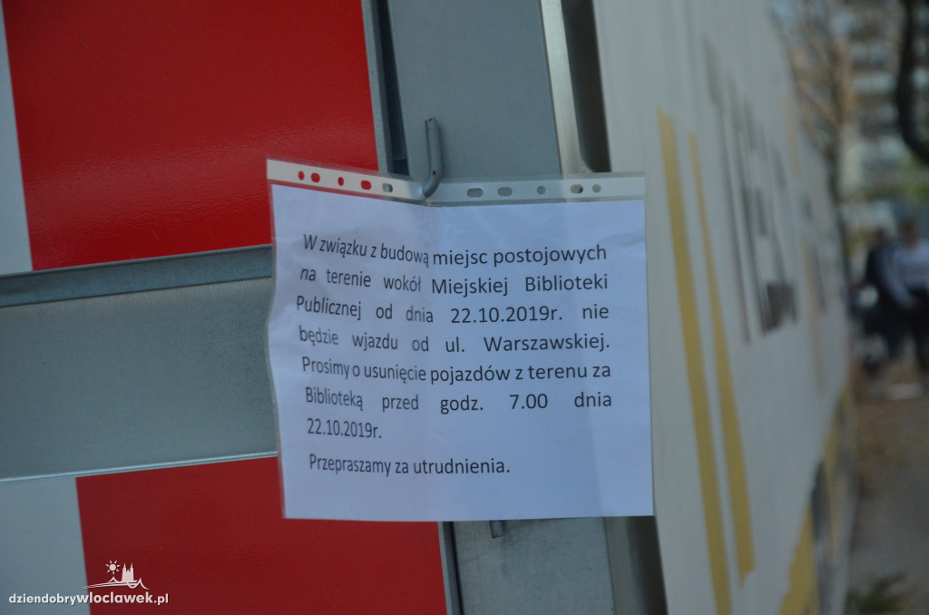 Ruszyła budowa parkingu za biblioteką
