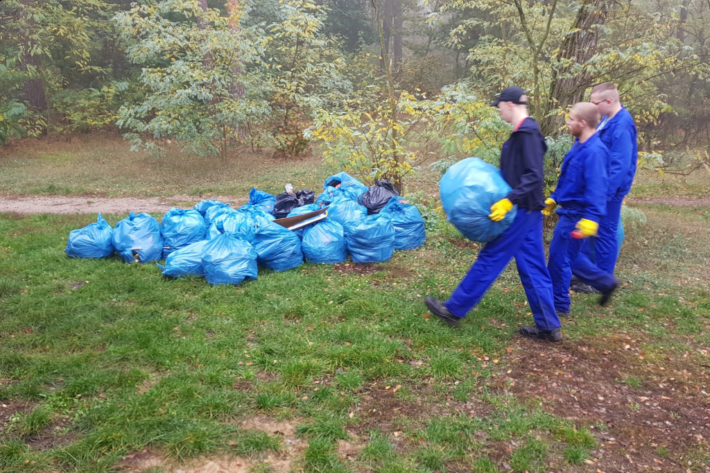 Wychowankowie MOW sprzątali las