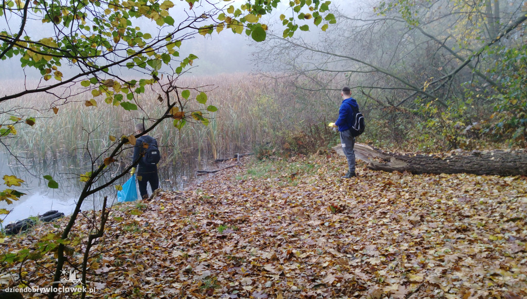 Wychowankowie MOW sprzątali las