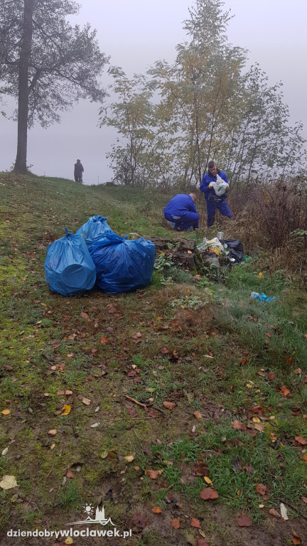 Wychowankowie MOW sprzątali las