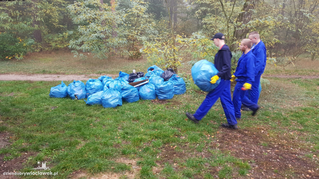 Wychowankowie MOW sprzątali las