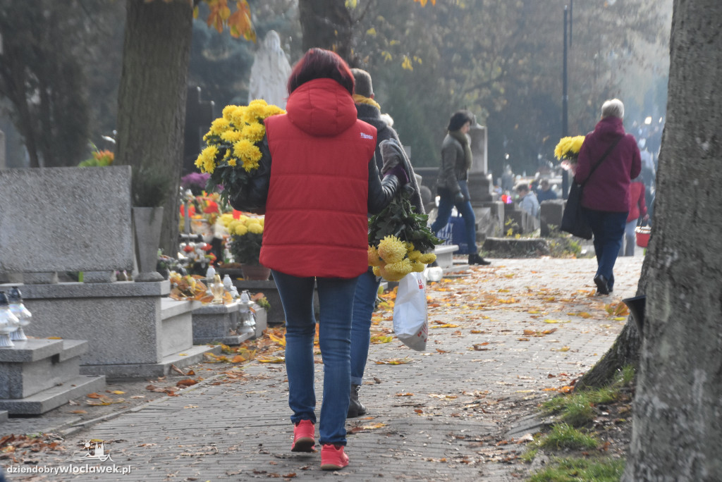 Przygotowania do Święta Zmarłych