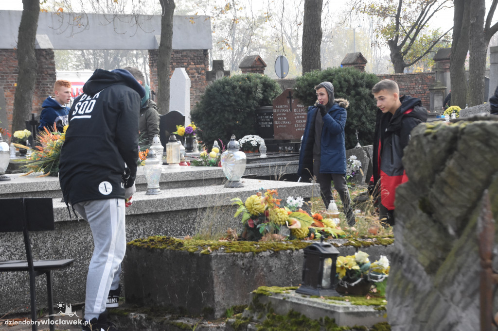 Przygotowania do Święta Zmarłych