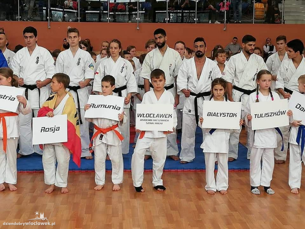 Medale dla zawodników AMSW