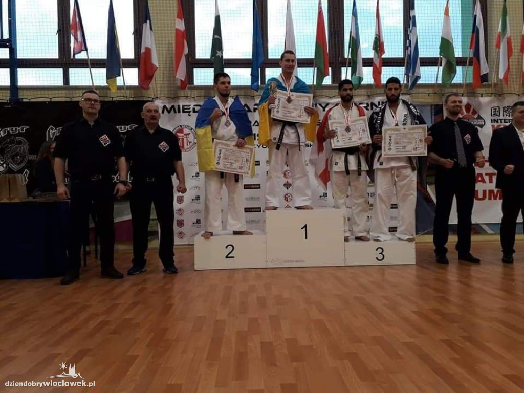 Medale dla zawodników AMSW