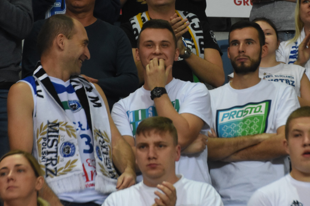 Kibice na meczu z Telenet Giants Antwerpia