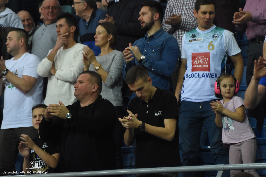 Kibice na meczu z Telenet Giants Antwerpia