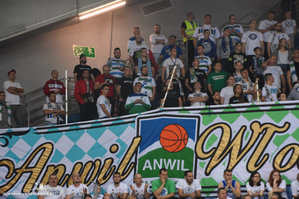 Kibice na meczu z Telenet Giants Antwerpia