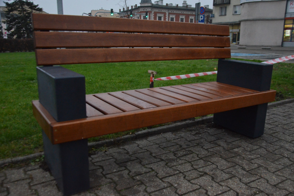 Nowe ławki na placu Wolności!