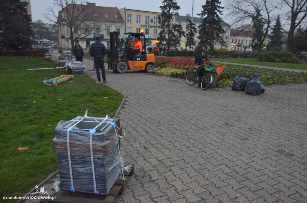 Nowe ławki na placu Wolności!