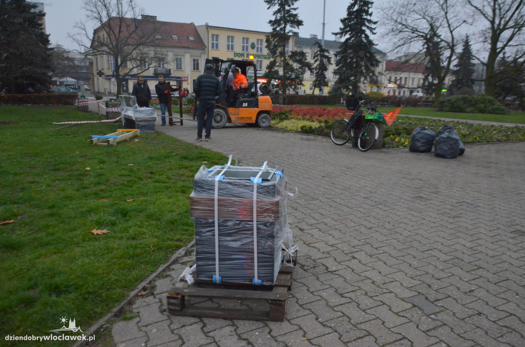 Nowe ławki na placu Wolności!