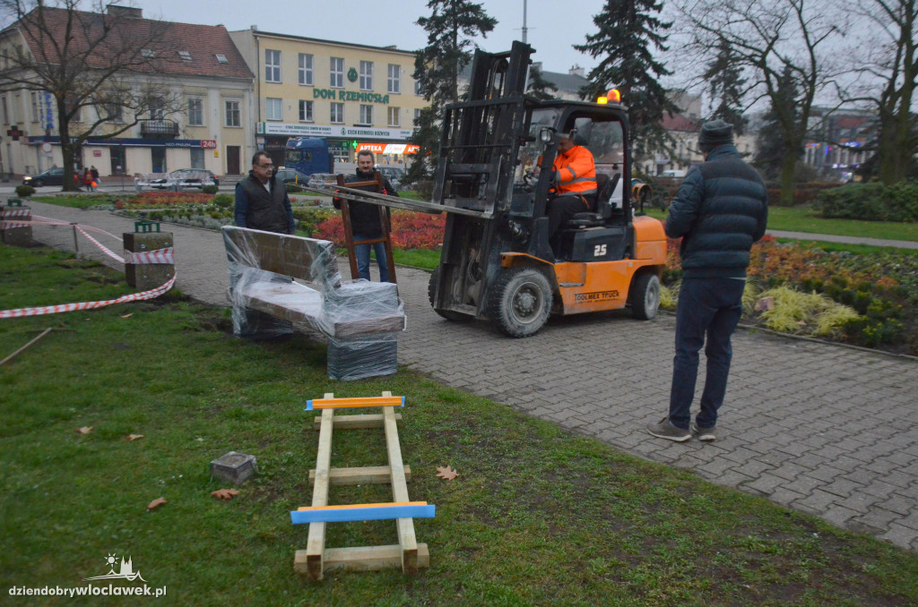 Nowe ławki na placu Wolności!
