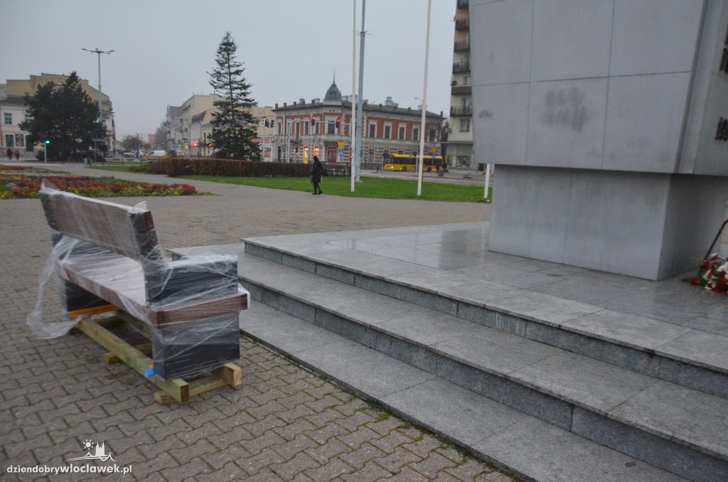 Nowe ławki na placu Wolności!