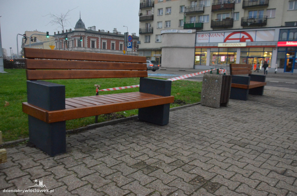 Nowe ławki na placu Wolności!